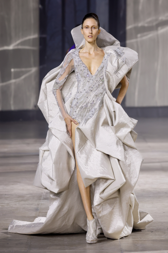 24Fashion TV GAURAV GUPTA COUTURE SS23 LOOK 007 1674936160 jpg